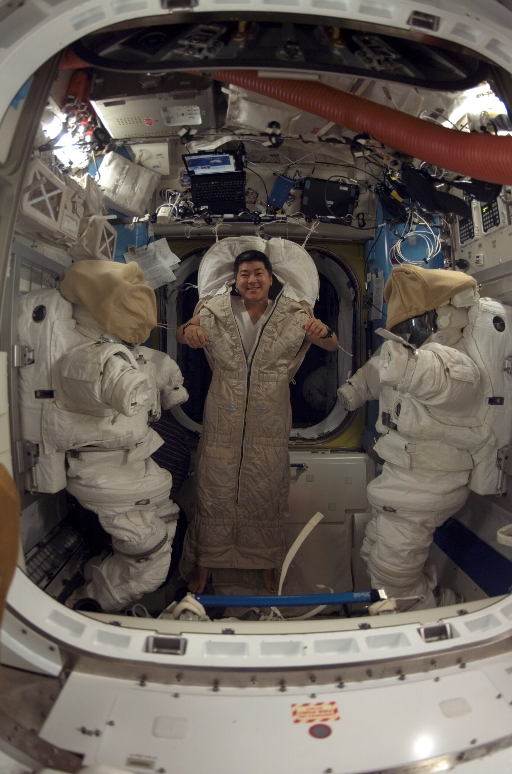 astronaut sleep in zero gravity
