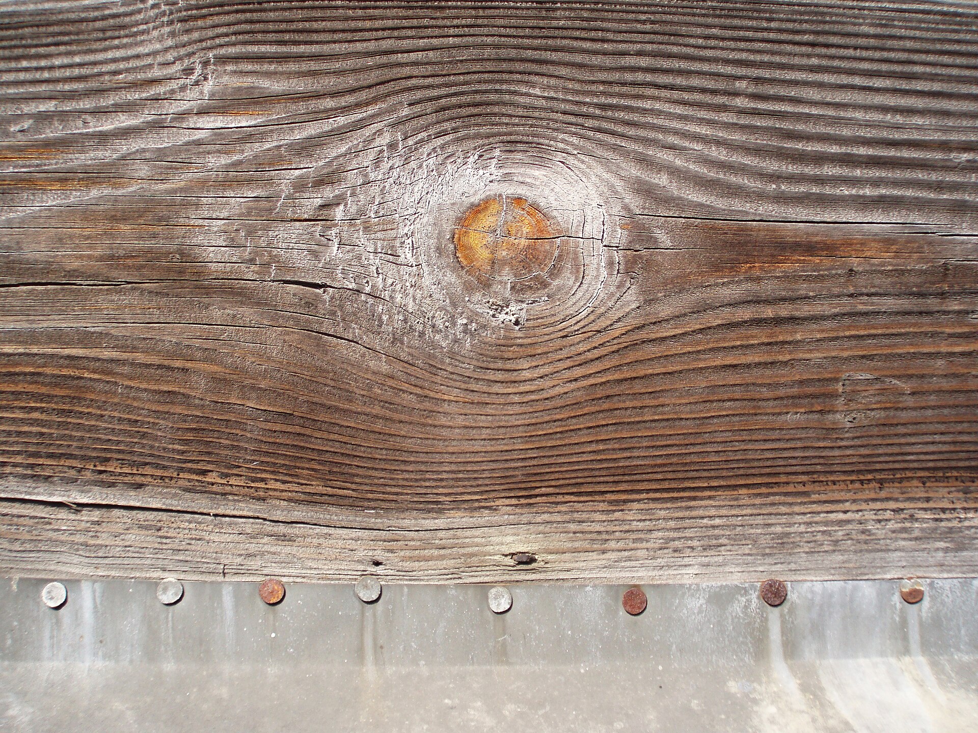 Why metal feels colder than wood